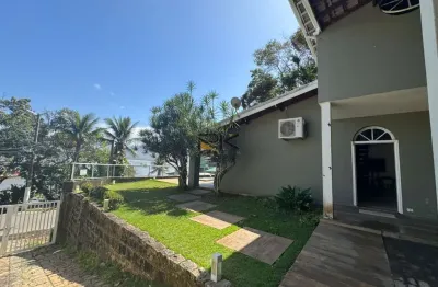 Casa com vista mar na estrada do caisão com sala de estar e jantar,cozinha e varanda gourmet