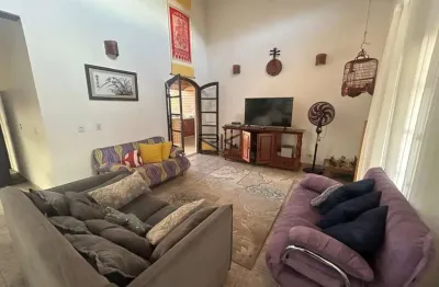 Casa em condominio com 4 suítes,4 vagas de garagem,varanda gourmet com churrasqueira,forno de pizza e piscina