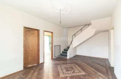 Casa residencial com 5 dormitórios, pátio, e 3 vagas de garagem no bairro partenon - porto alegre/rs