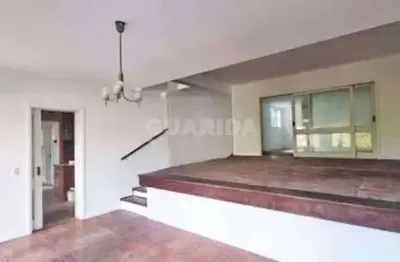 Casa residencial com 4 dormitórios, sendo 1 suíte, para alugar no bairro bela vista