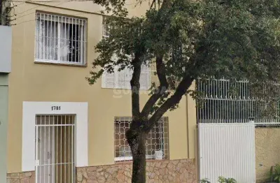 Casa residencial com 3 dormitórios, e 2 vagas de garagem, no bairro navegantes