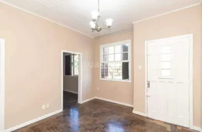 Casa residencial com 2 dormitórios e 3 vagas de garagem, no bairro navegantes