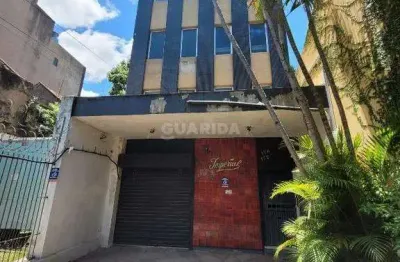 Prédio com 3 pavimentos, loja na parte térrea, e 2 vagas de garagem no bairro santana