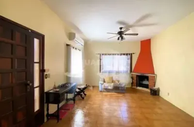 Casa residencial com 3 dormitórios, sendo 1 suíte, e 3 vagas de garagem no bairro petrópolis