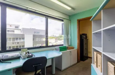 Conjunto comercial com vaga de garagem, no bairro menino deus
