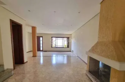 Casa em condomínio com 4 dormitórios, sendo 1 suíte, e 2 vagas de garagem no bairro camaquã