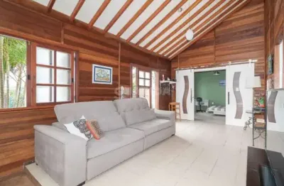 Casa residencial com 2 dormitórios, sendo 1 suíte, e 3 vagas de garagem no bairro espírito santo