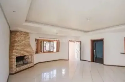 Casa residencial com 3 dormitórios, sendo 1 suíte, e 2 vagas de garagem no bairro alto petrópolis