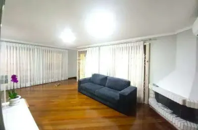 Casa residencial com 3 dormitórios, sendo 1 suíte, e 3 vagas de garagem no bairro tristeza
