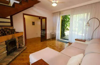 Casa residencial com 5 dormitórios, sendo 1 suíte, e 3 vagas de garagem no bairro tristeza