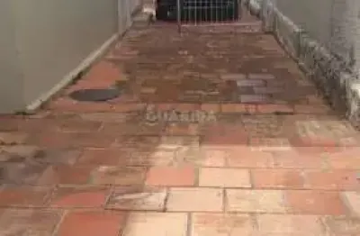 Casa residencial de 03 dormitórios no bairro menino deus.