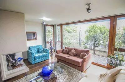 Casa residencial com 3 dormitórios, sendo 1 deles suíte, e 4 vagas de garagem no bairro menino deus