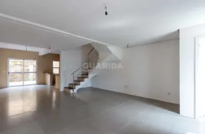Casa triplex de 3 dormitórios, sendo 1 suíte, no bairro hípica.