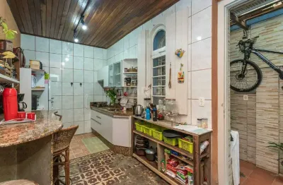 Casa totalmente mobiliada de 4 dormitórios, com 2 banheiros, sendo 1 com banheira e churrasqueira no centro histórico!