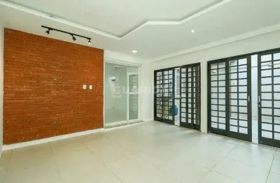 Excelente apartamento semimobiliado com 1 dormitório e pátio privativo no bairro jardim do salso