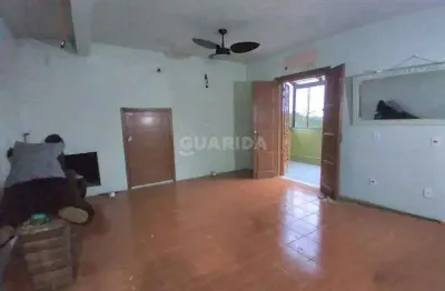 Casa com 3 dormitórios, sendo 1 suíte, e 3 vagas de garagem no bairro glória