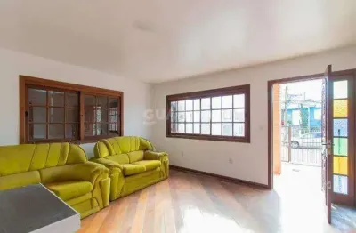 Casa com 5 dormitórios, sendo 1 suíte, com pátio no bairro cavalhada