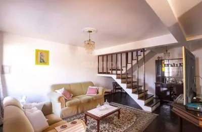 Casa residencial com 4 dormitórios, sendo 1 suíte, e 2 vagas de garagem no bairro vila nova
