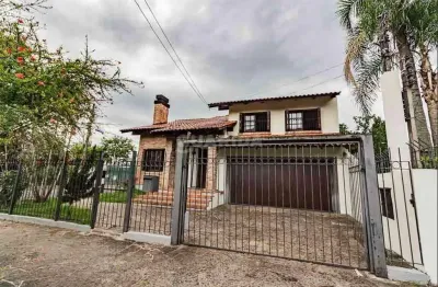Casa residencial com piscina e 4 dormitórios, no bairro partenon