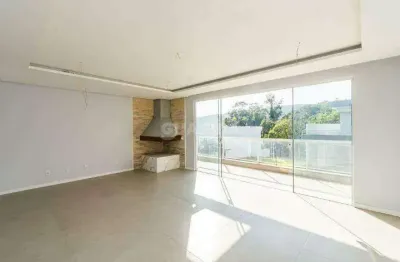 Casa em condomínio com 3 dormitórios, sendo 1 suíte, e 2 vagas de garagem no bairro vila nova