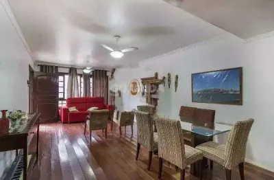 Casa residencial com 4 dormitórios, sendo 1 suíte, e 3 vagas de garagem no bairro jardim do salso