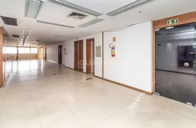 Excelente imóvel comercial muito amplo, são 300 m² de área total e 264 m² de área privativa.