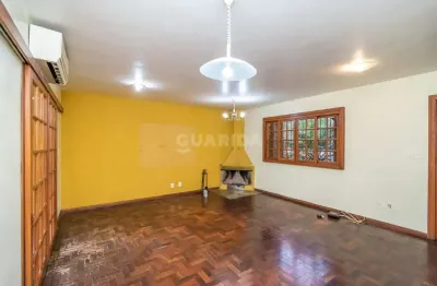 Casa residencial com pátio, 3 dormitórios, mobiliada, 2 vagas de garagem cobertas, no bairro partenon - porto alegre/rs