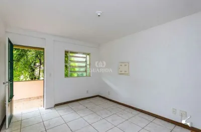 Casa residencial/sobrado com 200m² distribuídos, 04 dormitórios e 2 vagas de garagem, no bairro hípica