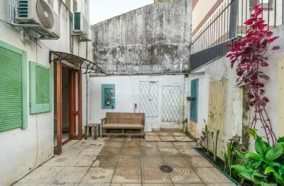 Apartamento de 02 dormitórios com pátio no bairro menino deus!