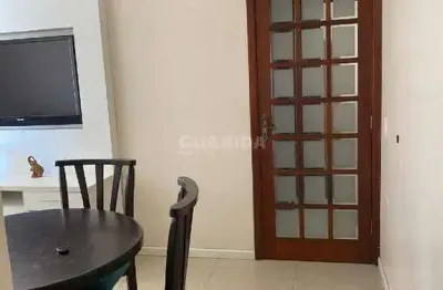 Aluga-se apartamento mobiliado no centro histórico, com 2 dormitórios e excelente localização.