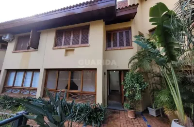 Casa em condomínio fechado de 2 dormitórios, sendo 2 suítes, no bairro boa vista.