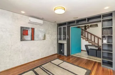 Casa reformada com amplo pátio e edícula no bairro menino deus!