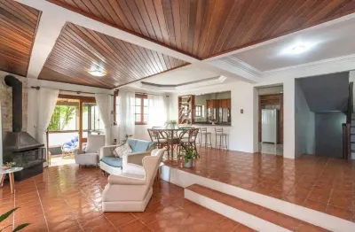 Casa em condomínio mobiliada com 3 dormitórios, sendo 1 suíte, no bairro nonoai.