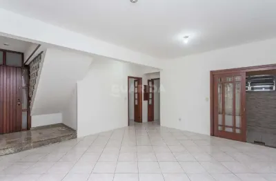 Casa sobrado com 3 dormitórios, sendo 1 suíte, no bairro cavalhada, com duas vagas de garagem!