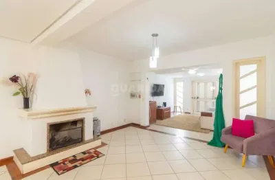 Casa residencial com 3 dormitórios, sendo 1 suíte, e 2 vagas de garagem no bairro hípica