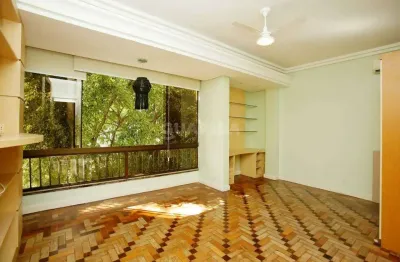 Apartamento mobiliado com sacada e 2 dormitórios para alugar no bairro cidade baixa.