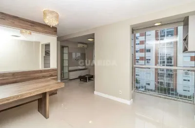 Apartamento de 2 dormitórios com sacada e vaga no bairro cristal.