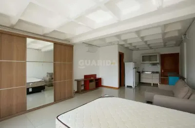 Loft diferenciado, mobiliado no bairro menino deus com sacada.