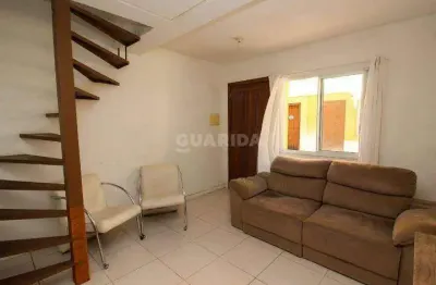 Casa em condomínio fechado com 2 dormitórios e 2 vagas de garagem, no bairro menino deus