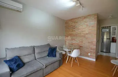 Apartamento mobiliado com 2 dormitórios para alugar no bairro menino deus.
