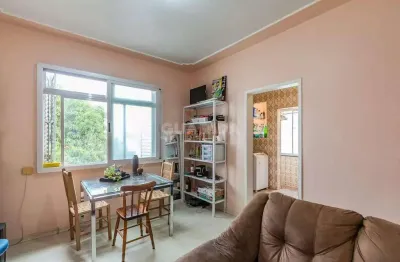 Apartamento com 2 dormitórios, dependência de empregada com banheiro e sacada, no coração da cidade baixa!