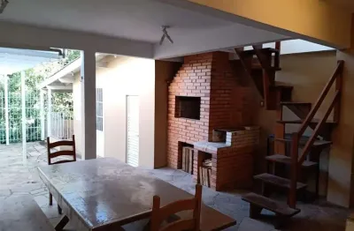 Casa com 3 quartos para alugar na Rua Felizardo de Farias, Medianeira, Porto Alegre