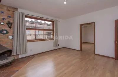 Amplo apartamento com 3 dormitórios, lareira e fogão a lenha na cidade baixa!