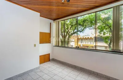 Amplo apartamento de 2 dormitórios e 1 vaga no bairro cidade baixa! 