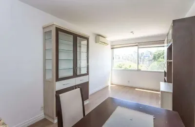 Apartamento semimobiliado com 2 dormitórios, sendo 1 suíte, e vaga dupla de garagem no bairro petrópolis!