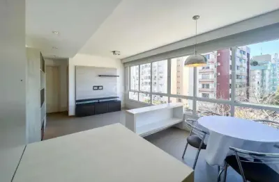 Apartamento mobiliado com 2 dormitórios, sendo 1 suíte, e 2 vagas de garagem no bairro jardim botânico