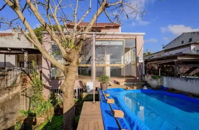 Casa residencial de 2 dormitórios, sendo 1 suíte com terraço no bairro tristeza.