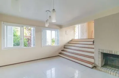 Casa residencial com piscina e 3 dormitórios, sendo 1 suíte, no bairro ipanema.