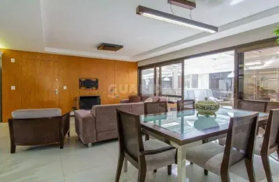 Amplo apartamento mobiliado de 2 quartos, suíte, pátio coberto e churrasqueira!