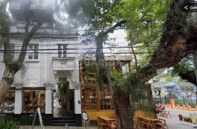 Sala comercial no bairro moinhos de vento a menos de uma quadra da padre chagas.